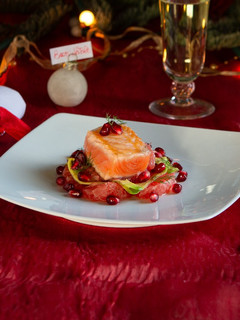 Foto di Salmone scottato con avocado e melagrana