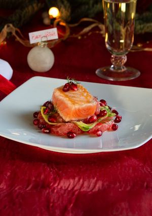 Foto di Salmone scottato con avocado e melagrana