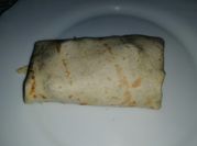 Una foto de burritos de pollo y verdura