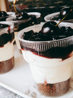 Una foto de Cheesecake de frutos rojos en vasitos