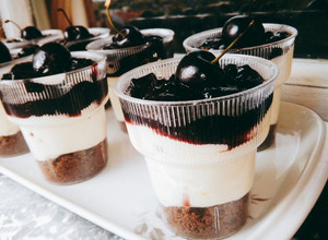 Una foto de Cheesecake de frutos rojos en vasitos