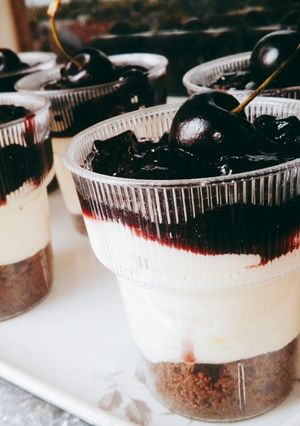 Una foto de Cheesecake de frutos rojos en vasitos
