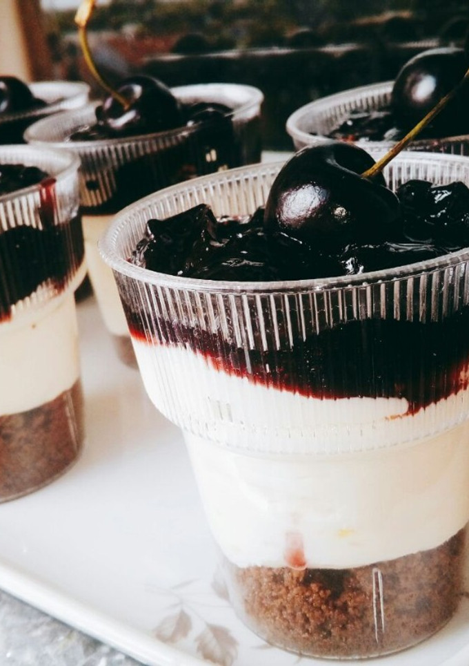 Una foto de Cheesecake de frutos rojos en vasitos