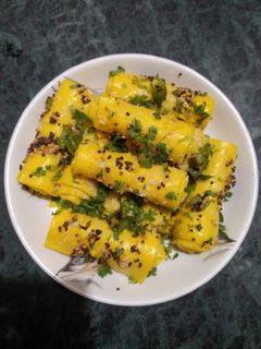 ખાંડવી (Khandvi Recipe In Gujarati) રેસીપી મુખ્ય ફોટો