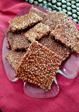 તલ ની ચીકી (Til Chiki Recipe In Gujarati) રેસીપી મુખ્ય ફોટો