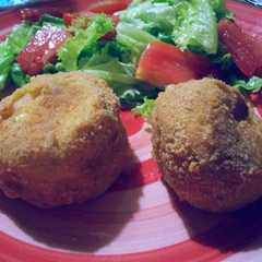 A picture of Bombas de papas con queso azul.