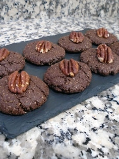 Una foto de Galletas de harina de garbanzos, cacao y nueces pecanas