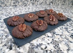 Foto principal de Galletas de harina de garbanzos, cacao y nueces pecanas