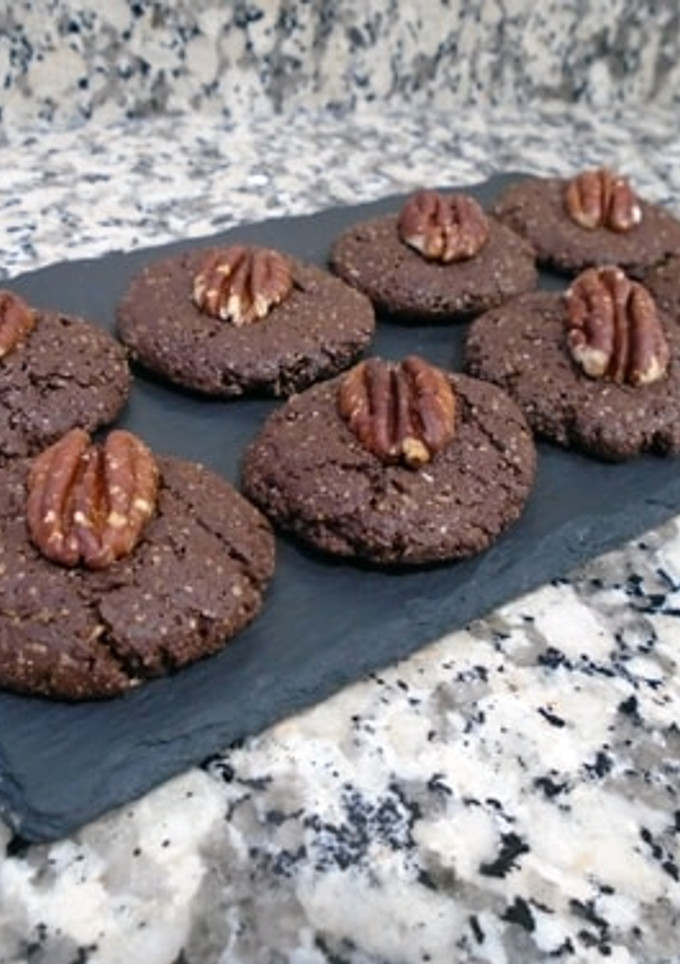 Una foto de Galletas de harina de garbanzos, cacao y nueces pecanas