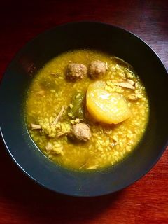 Una foto de Caldo de pollo 🐓 con lo que tenía