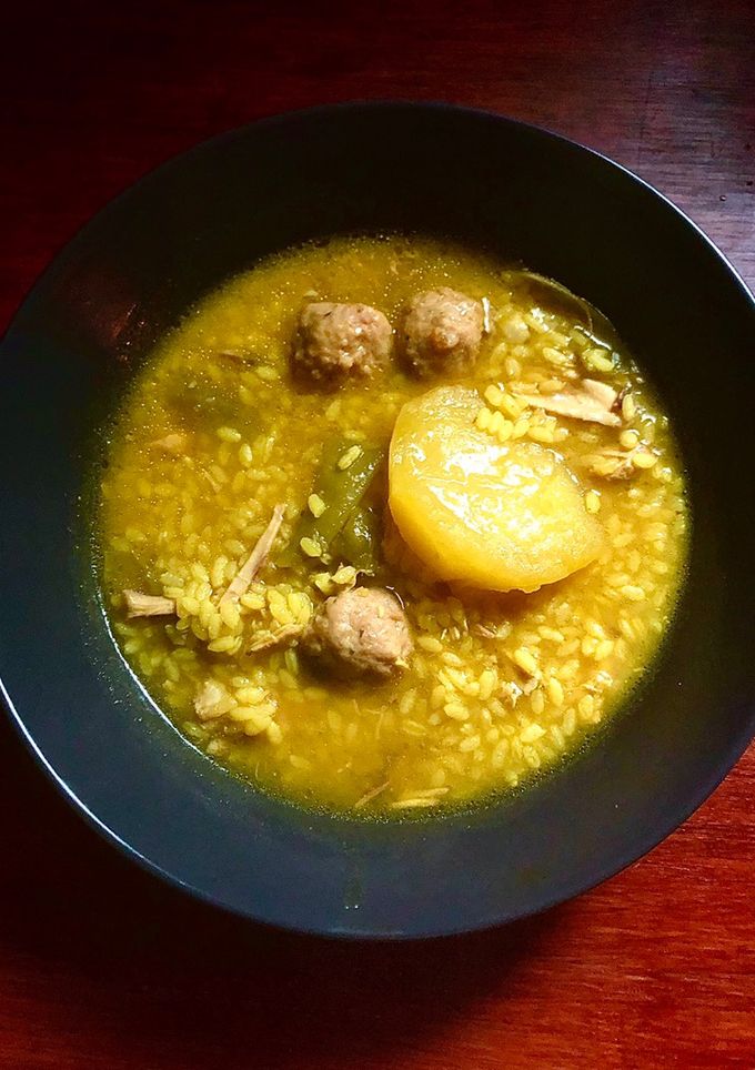Una foto de Caldo de pollo 🐓 con lo que tenía