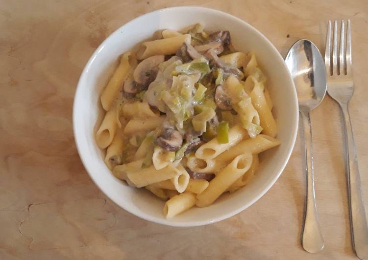 Penne mit Lauchzwiebeln und Pilzen (vegan)