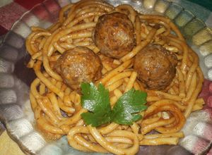 Una foto de ♡Tallarines con albóndigas ♡🍝