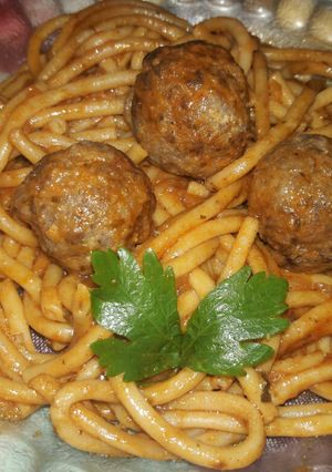 Una foto de ♡Tallarines con albóndigas ♡🍝