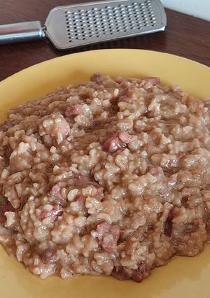 Una foto de Risotto de carne al vino tinto 🍷