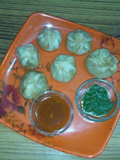 A picture of Momo with chicken fillings.