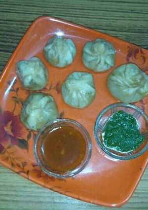 A picture of Momo with chicken fillings.