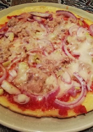 O poză a rețetei Pizza cu ton la tigaie.