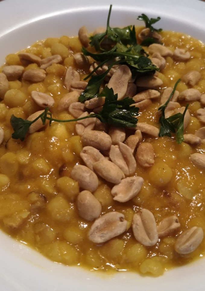Una foto de Curry de garbanzos atomatado