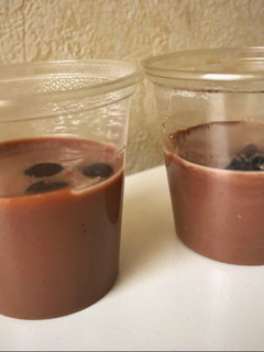 Una foto de Mousse de chocolate (puddin) al microondas fácil y económico