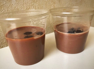 Una foto de Mousse de chocolate (puddin) al microondas fácil y económico