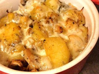Gratin Pommes de terre, lardons, champignons & Morbier