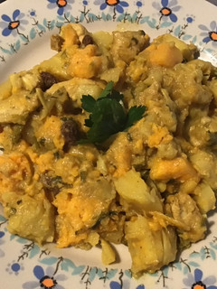 Une photo de Poulet aux panais,patate douce et fruits secs au lait de coco et curry