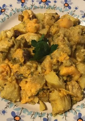 Une photo de Poulet aux panais,patate douce et fruits secs au lait de coco et curry