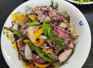Hình của món Mực sim xào ớt chuông.