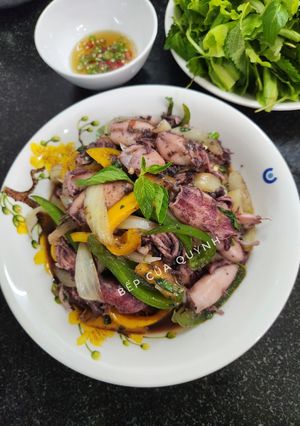 Hình của món Mực sim xào ớt chuông.
