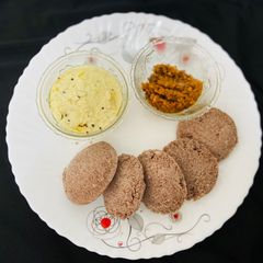 A picture of Ragi Idli / Finger millet Idli.