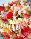 Ensalada de tirabuzones con jamón y queso