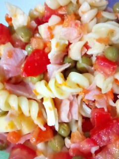 Una foto de Ensalada de tirabuzones con jamón y queso