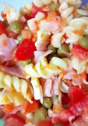 Una foto de Ensalada de tirabuzones con jamón y queso