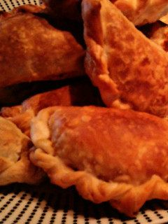 Una foto de Empanadas de carne cortada a cuchillo
