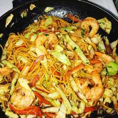Una foto de Lo mein casero