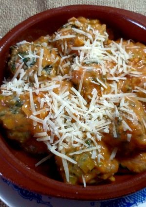 Una foto de Malfatti con salsa rosa