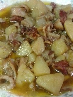 Una foto de Chipirones con Ibéricos y patatas en salsa