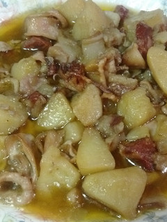 Una foto de Chipirones con Ibéricos y patatas en salsa