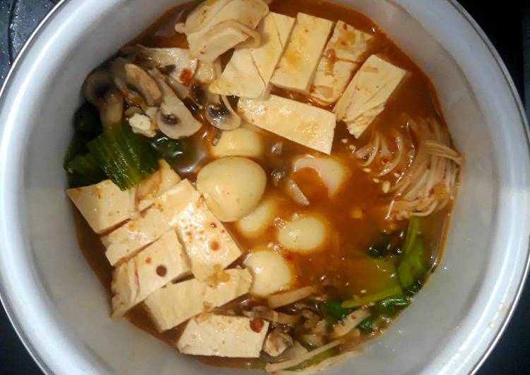 Langkah Mudah untuk Menyiapkan Sundubu jigae (sup tahu pedas korea) yang Enak Banget