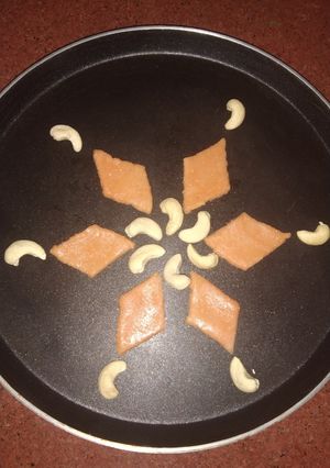 ऑरेंज काजू कतली (orange kaju katali recipe in marathi) रेसिपी चे मुख्य फोटो 