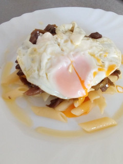 Una foto de Pasta con setas y huevo frito