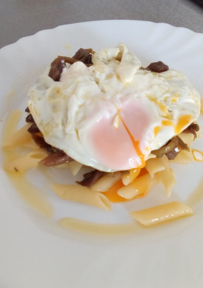 Una foto de Pasta con setas y huevo frito