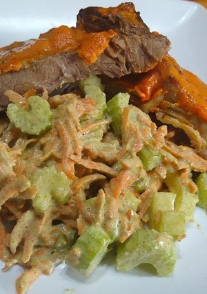 Una foto de Chuleta, Roast Beef con picante de morrón y apio, zanahoria en crema