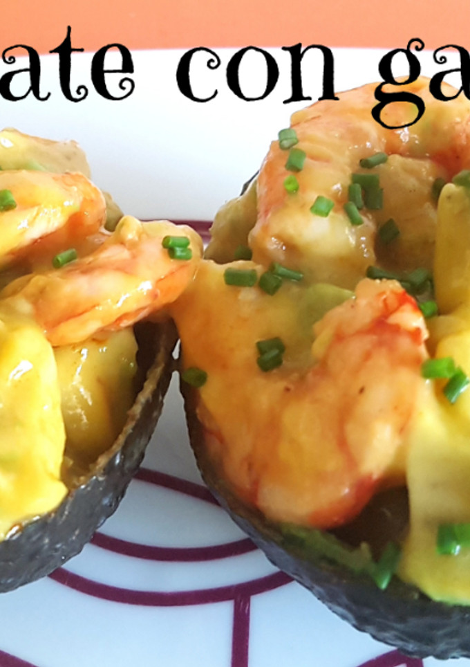 Una foto de Ensalada de aguacate y gambas con salsa de mango casera