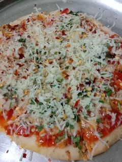 વેજીટેબલ પીઝા(vegetable pizza recipe in gujarati) રેસીપી મુખ્ય ફોટો