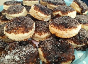 Una foto de Tortitas negras con harina leudante