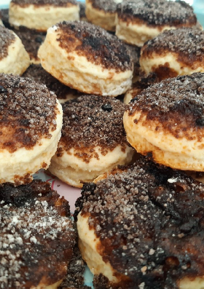 Una foto de Tortitas negras con harina leudante