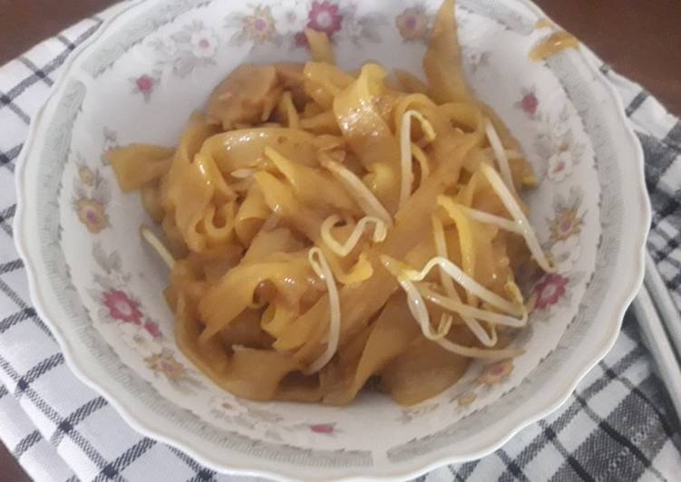 Bagaimana Menyiapkan Simple fried kwetiao yang Enak