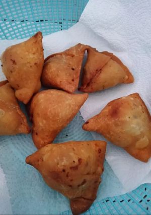 आलू समोसे (Aloo samose recipe in hindi) रेसिपी मुख्य फोटो